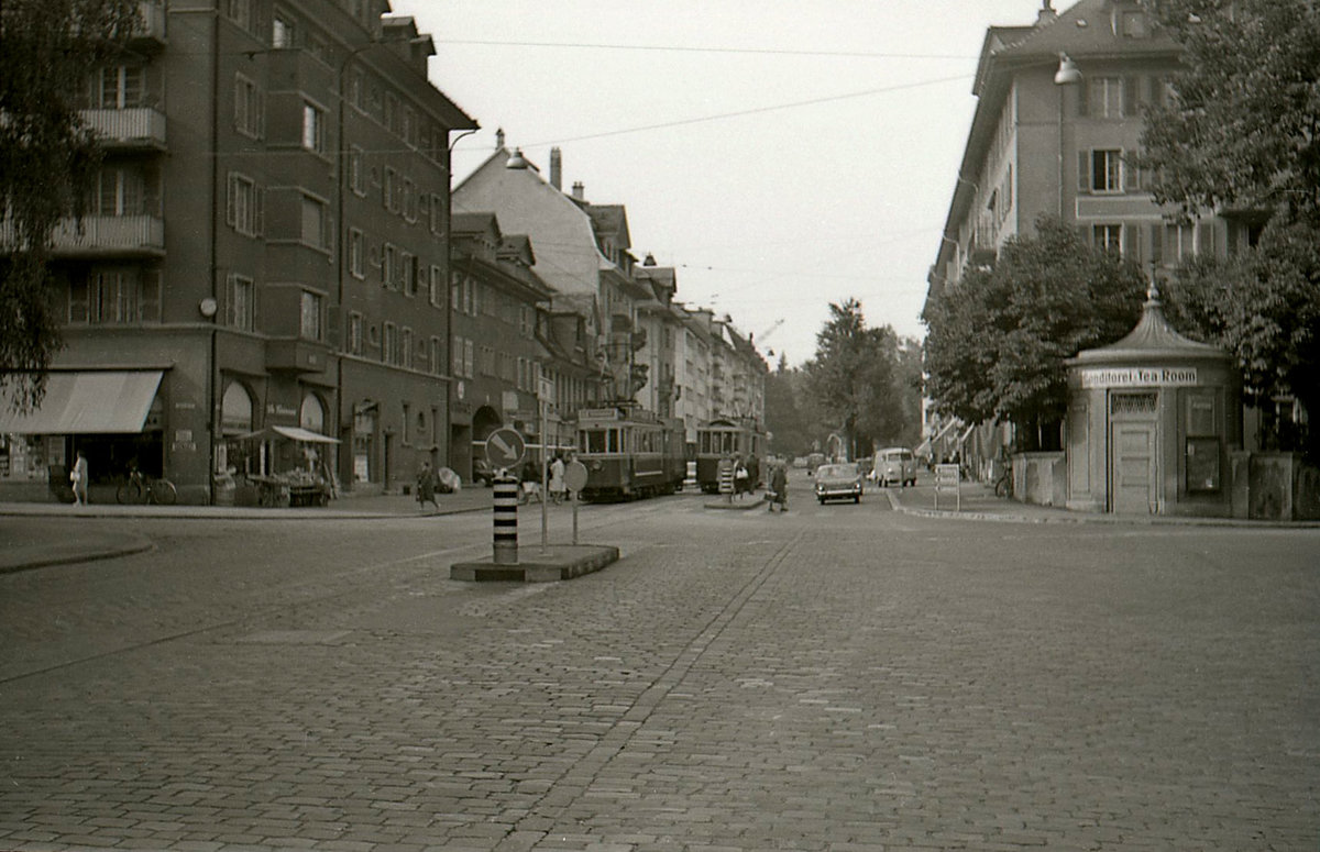 Bierhübeli. Kreuzung der Tramzüge 147-225 und 172-224. Man beachte, dass die Strasse nicht asphaltiert ist. 21.September 1965 