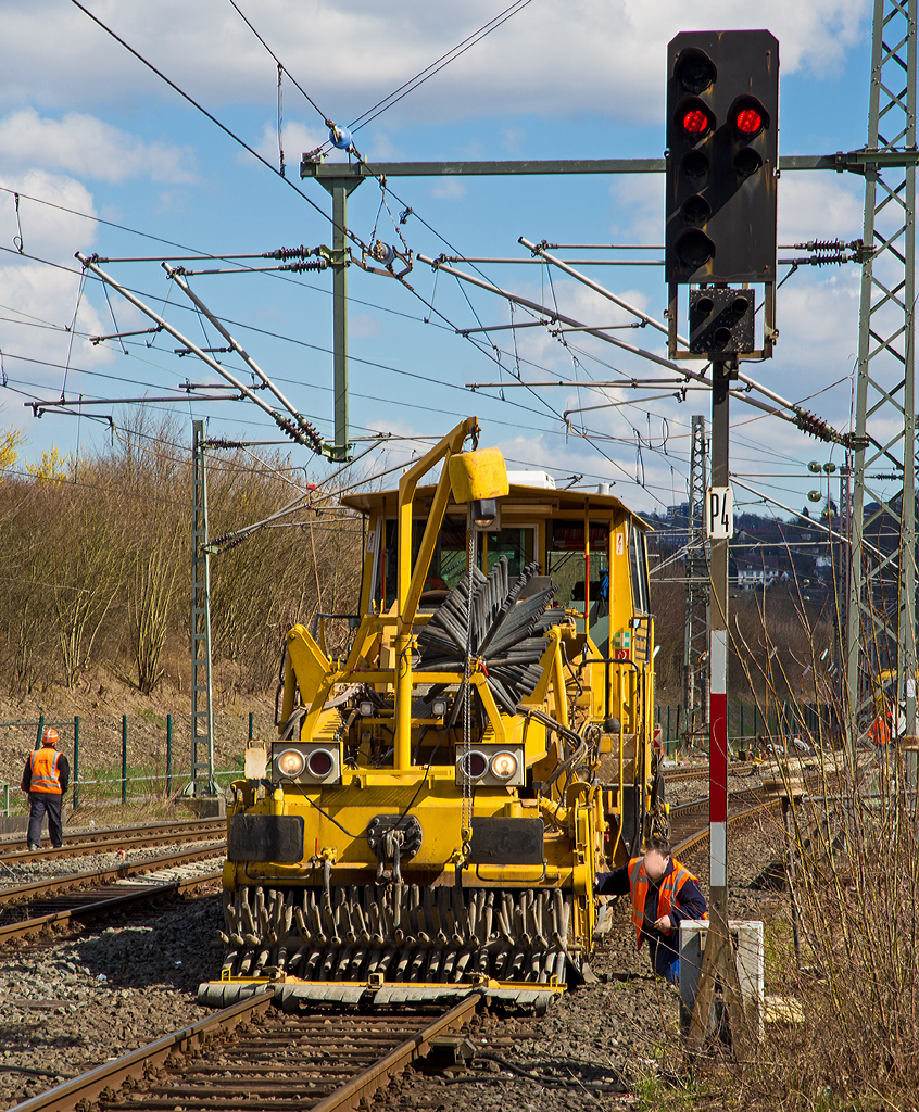 
Bild 2 - Die Kehrwalze/Kehrbürste muss gewechselt werden...
Hier an der Plasser & Theurer Schotterverteil- und Planiermaschine SSP 110 SW (Schweres Nebenfahrzeug Nr. 97 16 40 575 18-1)der DGU (Deutsche Gleisbau Union) am 05.04.2015 in Siegen beim Hauptbahnhof.  
