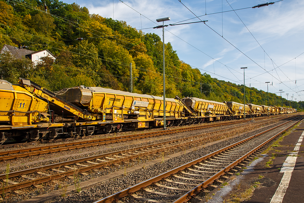 
Bild 8
Die Plasser & Theurer Bettungsreinigungsmaschine RM 95-800 W der MGW Gleis- und Weichenbau-Gesellschaft mbH & Co. KG (Berlin) ist am 20.09.2020 im Bahnhof Dillenburg abgestellt.
Hier ein Überblick über die fast gesamte Zuglänge. Von links nach rechts bestehend aus einigen Materialförder- und Siloeinheit MFS 100, Wasserwagen 37 88 4961 099-1 D-WSG, Abwasserkläranlage 99 80 9510 002-5 D-MGWB und der eigentlichen Bettungsreinigungsmaschine RM 95-800 W (99 80 9414 001-4 D-MWGB), sowie am Zugende noch der Schutzwagen 3999 010-6 der Gattung Res.
