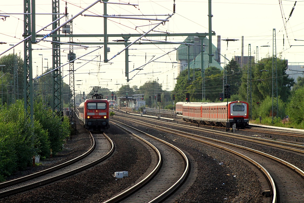 Bilder aus Hamburg(Bild 4)...Blick auf den S-Bahn/AKN Bahnhof HH-Eidelstedt aus dem nun gut 100km/h schnellen SH-Express der gerade am Bw HH-Langenfelde vorbei gefahren war. 06.08.2013