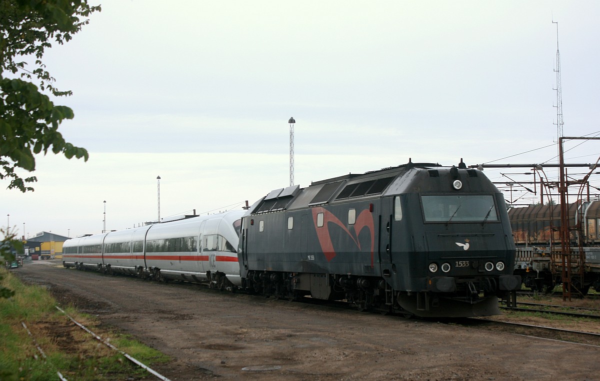 Bilder des im August in Dänemark verunfallten ICE-(T)D Tz5511: DSB Litra ME 1533 mit dem  Unfallopfer  0605 011/Tz 5511 abgestelllt im dänischen Padborg. 30.08.2015