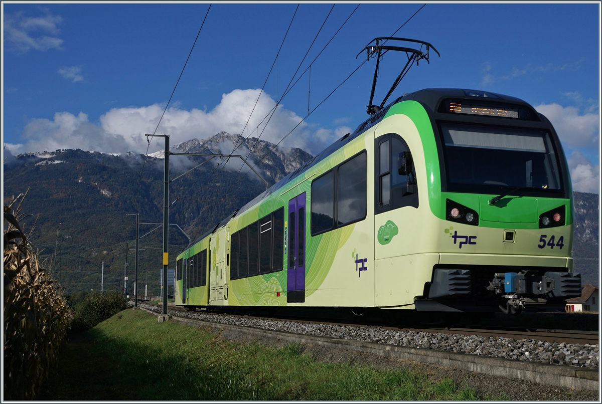 Bildfüllend zeigt sich der TPC Beh 2/6 544 bei St-Triphon auf der Fahrt in Richtung Monthey.

12. Okt. 2020