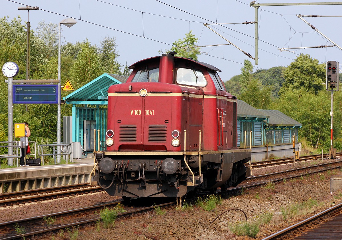 Bildschön und mit unvergesslichem Sound ausgestattet dieselt hier die NeSa V100 1041(211 041-9, REV/511/23.10.08, Verl/HB X/22.10.15) aus Padborg/DK kommend als Tfzf 92255 durch Schleswig, ihr Ziel ist Karlsruhe Hbf. Schleswig 14.08.2015