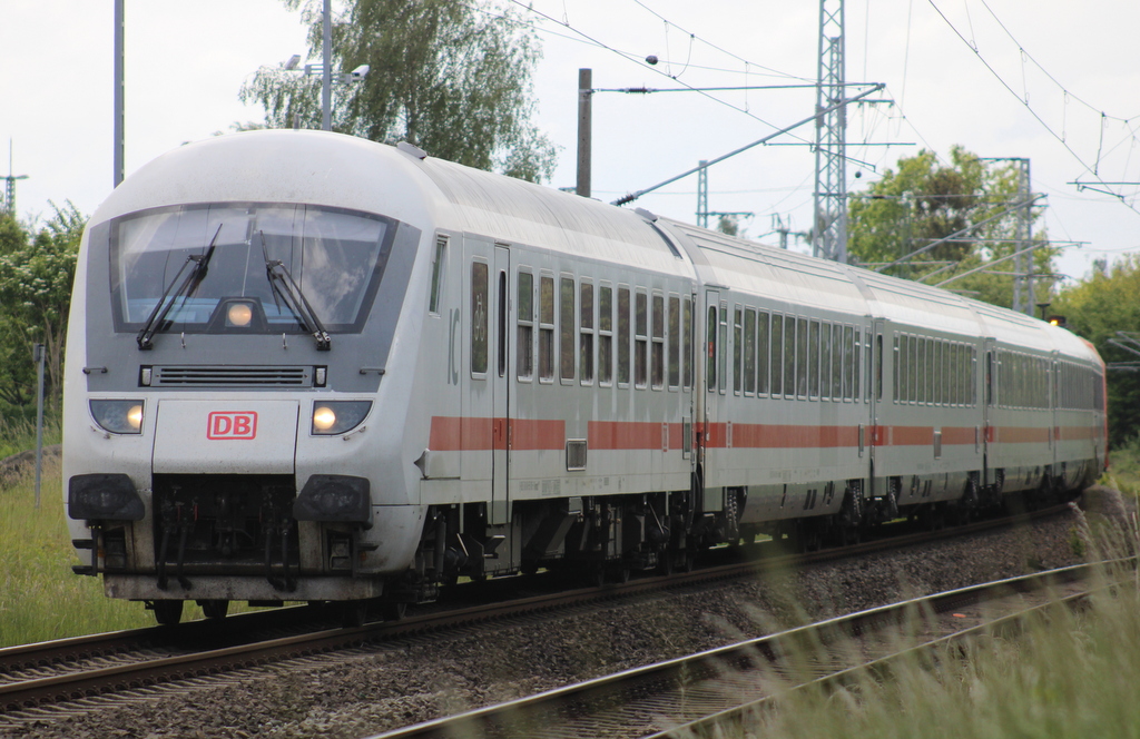 Bimmdzf 51 80 80-95 010-9 als IC 2272(Dresden-Warnemünde)bei der Einfahrt im Rostocker Hbf.29.05.2022