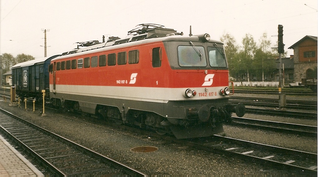 Bis ins �sterreichische Lienz f�hrte mich eine Fototour wo ich auf den dortigen Bahnhof die 1142 617 mit einem Fahrradwagen fotografierte.