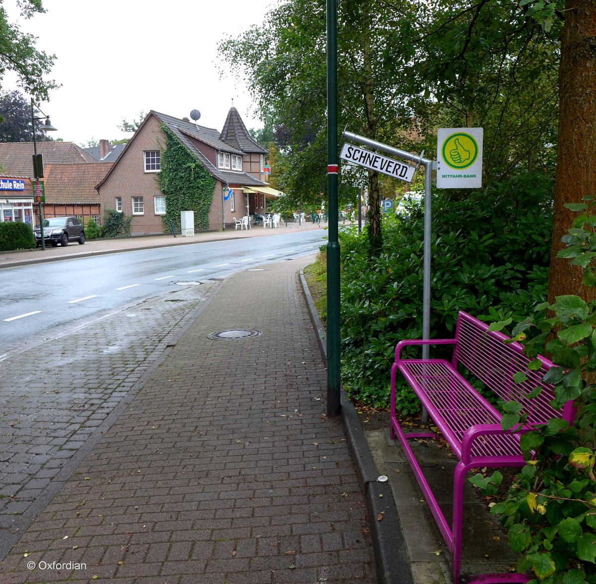 Bispingen - Mitfahrerbank. Freundliche Automobilisten laden Senioren ohne Auto ein zur kostenlosen Mitfahrt in umliegende Ortschaften.