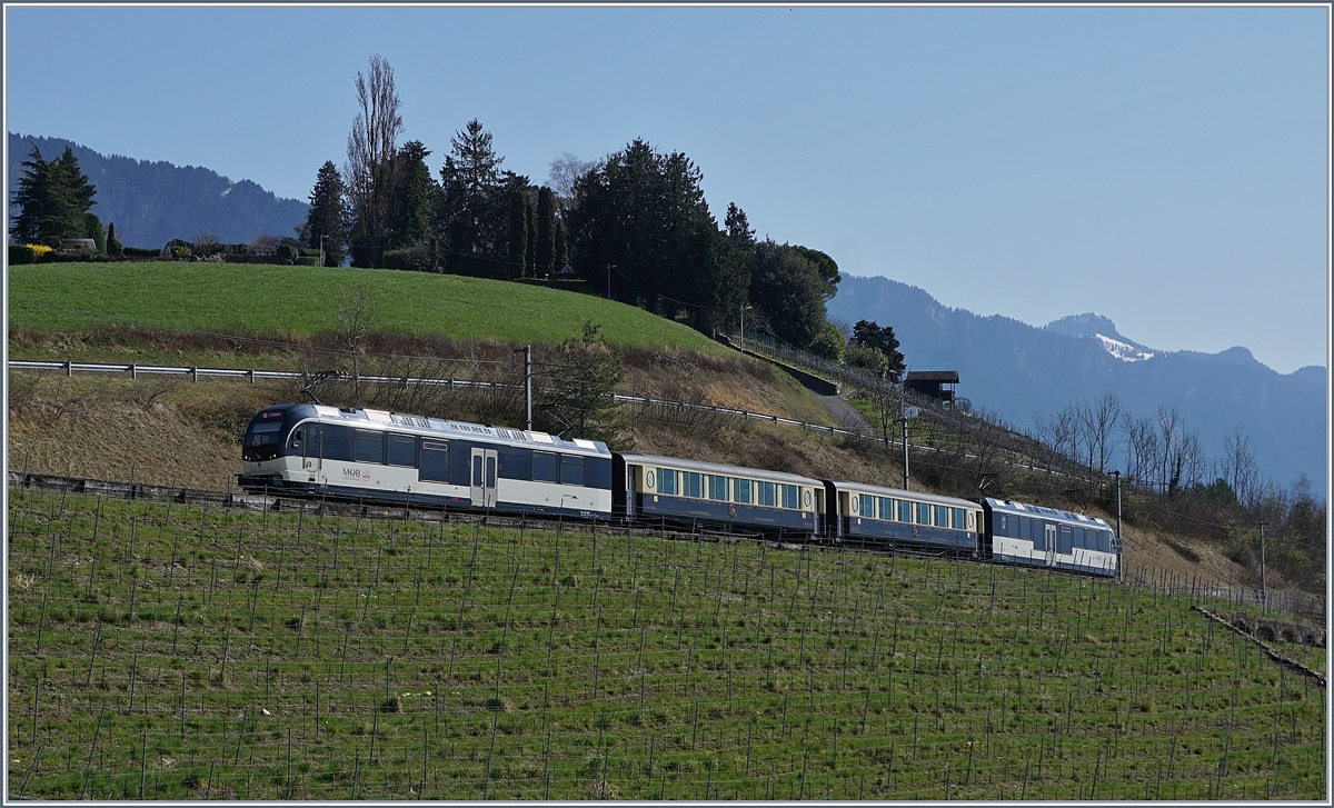  Bitte bleiben Sie zuhause  - ich blieb nicht zu Hause, den spazieren und Züge fotografieren war ja erlaubt... Bei Planchamp sind zwei Alpina Be 4/4/ABe 4/4 Serie 9000 noch mit zwei Belle-Epoque Wagen auf der Fahrt von Zweisimmen nach Montreux. 17. März 2020