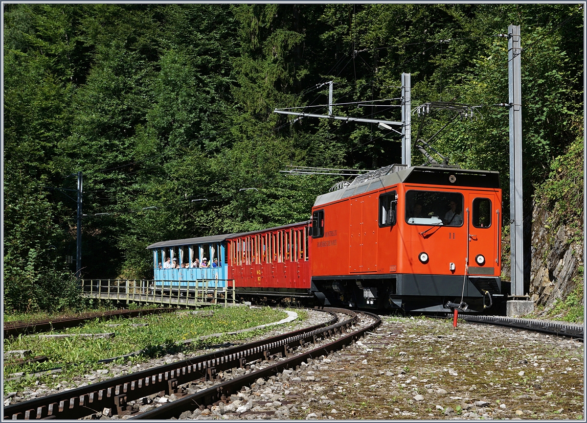  Bitte Türe schliessen  
Nun zeigt sich der  Belle Epoque  Rochers de Naye Zug in le Trembles mit der Hem 2/2 11 mit geschlossener Tür, gerade noch rechzeitig für ein Foto.
14. August 2017