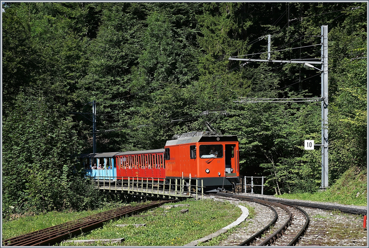  Bitte Türe schliessen ...
nicht gerade fotogen erreicht der  Belle Epoque  Rochers de Naye Zug mit der Hem 2/2 11 mit der offenen Führerstandstür Le Tremblex.
14. August 2017