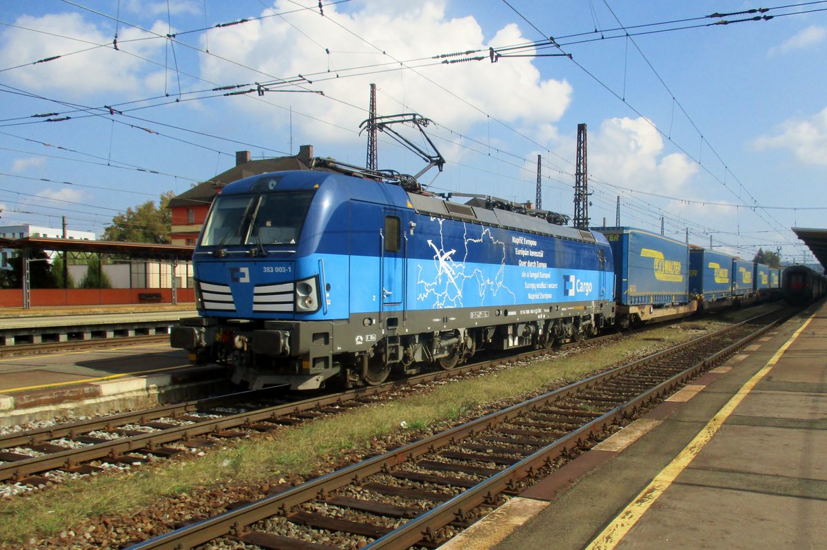 Blau, Blau, Blau: LKW Walterzug mit 383 003 steht am 23 September 2018 in Ceska Trebova unter ein beinahe blauer Himmel -von einige Wolkchen abegesehen. 