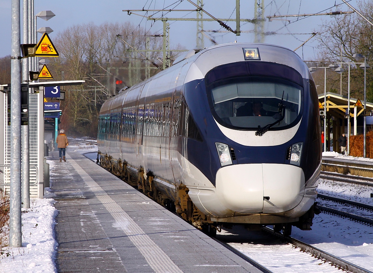 Blauwal mit neuer Klappe...DSB Retro ICE 0605 006/106/206/506 als ICE 381 nach Berlin Ostbahnhof verlässt hier Schleswig. 25.01.2015