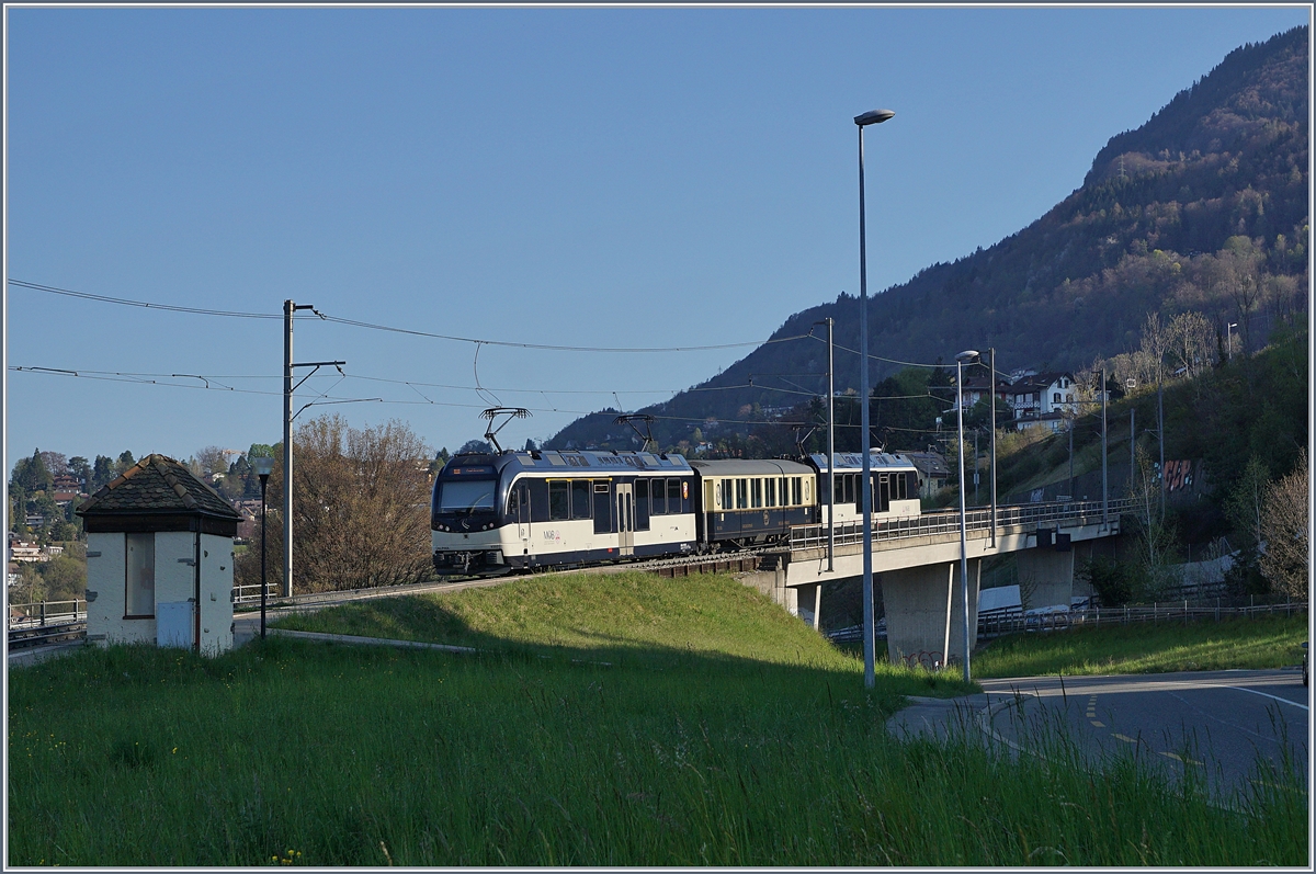  Bleiben Sie zuhause  - damit waren auch die Anzahl der Zug Reisenden drastisch zurückgegangen und so führte der MOB  Belle Epoque  nur einen namensgebenden Wagen. 
Bei Châtelard VD am 11. April 2020