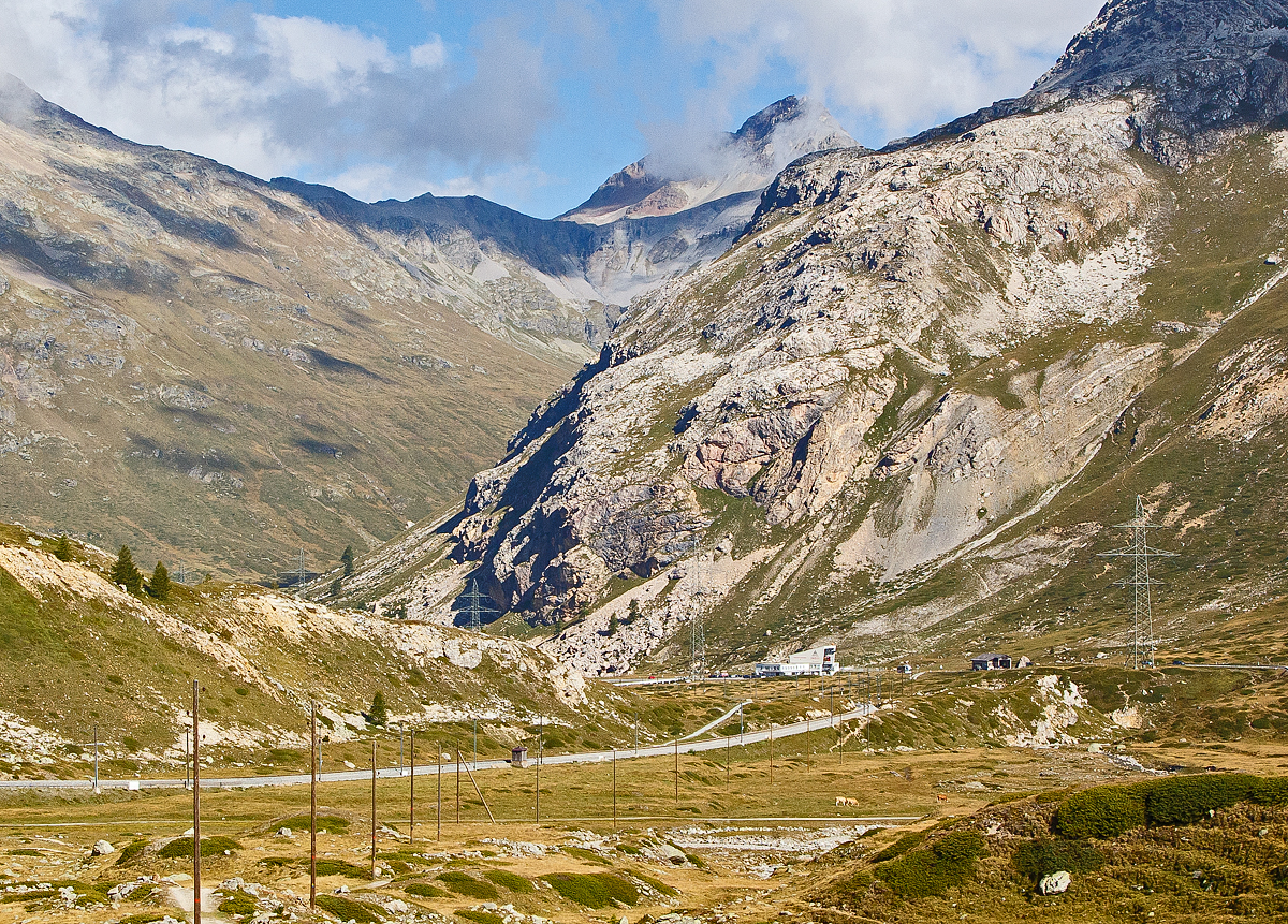 Blick am 06.09.2021 auf die Talstation der Luftseilbahn Lagalb.

Neben der Diavolezza-Bahn gibt es auch auf der anderen Seite des Val Bernina die Lagalb-Bahn, die auf den Oberengadiner Berg Piz Lagalb führt. Sein Gipfel ist auf 2.959 m ü. M. und bei gutem Wetter reicht die Fernsicht bis zu den Dolomiten. Umgeben wird der Piz Lagalb von den Tälern Val Minor und Val Bernina.

Der Berg ist seit 1963 durch eine Kabinenseilbahn vom Val Bernina her für den Wintersport erschlossen. In unmittelbarer Nähe zur Talstation der Seilbahn auf 2.107 m steht die Haltestelle Bernina-Lagalb der Berninabahn an der Strecke von St. Moritz nach Tirano. Bei der Bergstation (2.893 m) gibt es ein Restaurant mit Aussichtsterrasse. Bahn und Restaurant sind außerhalb der Skisaison geschlossen.

Die unrentable Lagalb-Bahn hätte ursprünglich eingestellt werden sollen.. Mittlerweile wurde die Lagalb-Bahn zusammen mit der Diavolezza-Bahn von der Piz Nair AG gekauft. Diese wurde im Juni 2017 in Diavolezza Lagalb AG umbenannt. Damit wird der Weiterbetrieb am Piz Lagalb sichergestellt.

Die Lagalbbahn wurde 1963 als 60er Kabinen-Seilbahn von von Roll gebaut und 1994 durch die von Garaventa gebaute Luftseilbahn Lagalb eine 80er Kabinen-Seilbahn erstetzt.

TECHNISCHE DATEN:
Länge: 2.343 m
Höhenunterschied: 785 m
Geschwindigkeit: 10 m/sec.
Fahrzeit: ca. 4:20 Minuten
Förderleistung: 720 Pers./h