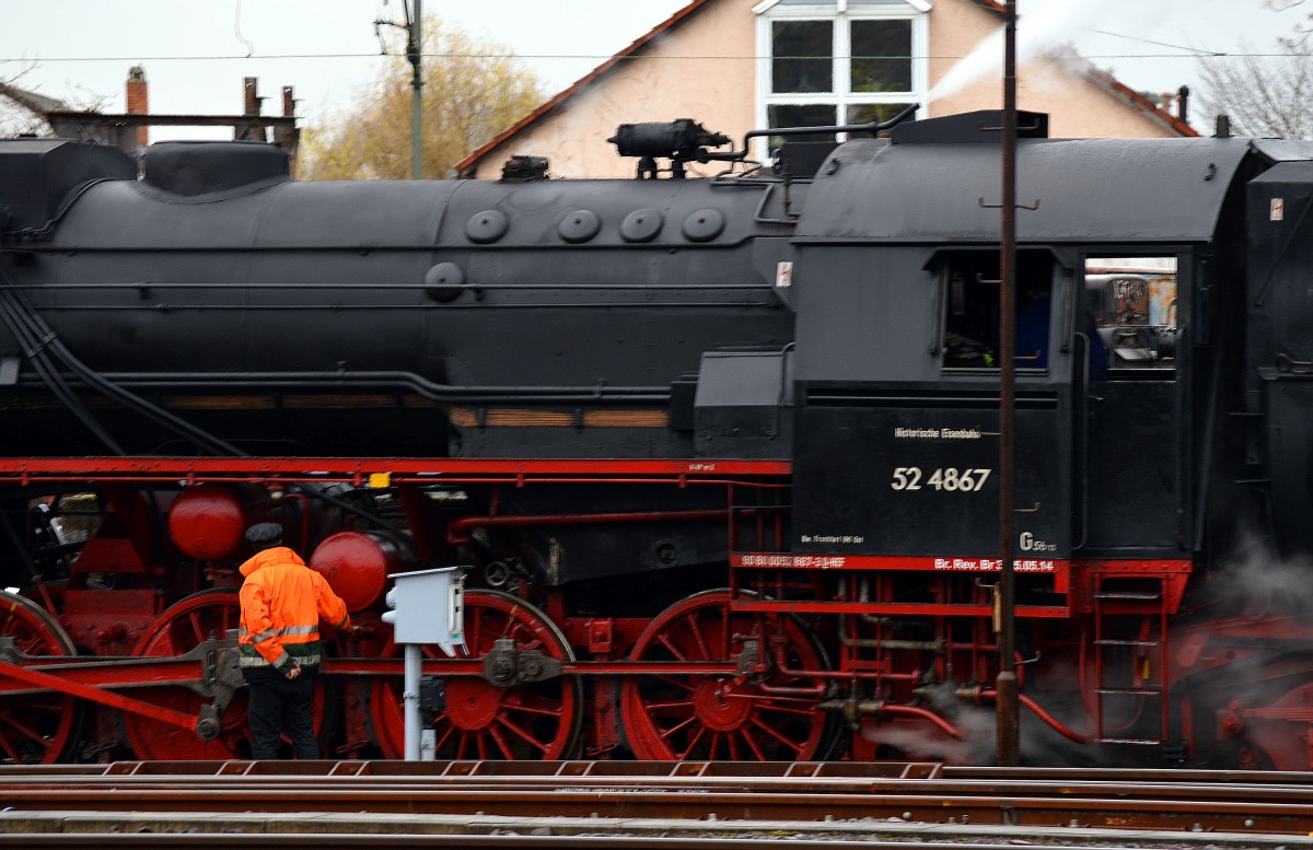Blick auf die 52 4867 der Historischen Eisenbahn Frankfurt am 13.12.2014.Sie war ins BW Darmstadt Kranichstein einger�ckt um ihre Vorr�te zu Erg�nzen.