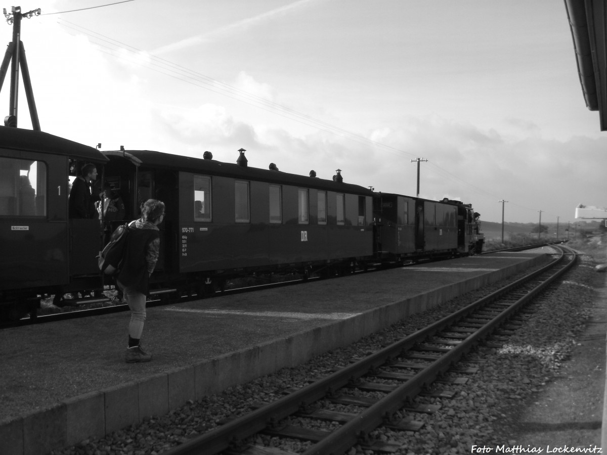 Blick auf die 99 4633 (Mh 53) und die Sonderzugwagen fr den Planverkehr am Hp. Seelvitz am 12.10.14