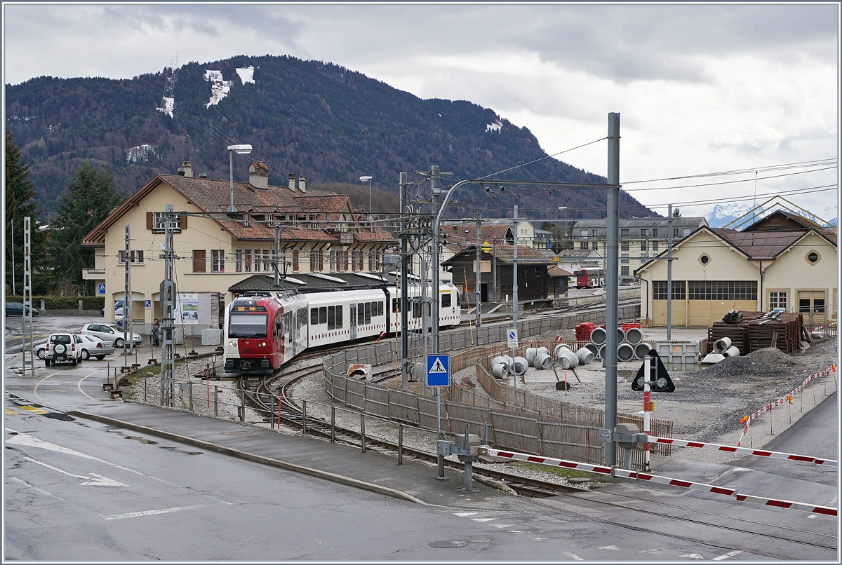 Blick auf den  alten  Bahnhof von Châtel St-Denis, welcher in Kürze wohl vollständig entfernt wird, wird doch hier die umgelegte Kantonsstrasse vorbeiführen. 

Im Bild ein nach Bulle ausfahrender TPF Regionalzug.

10. März 2019