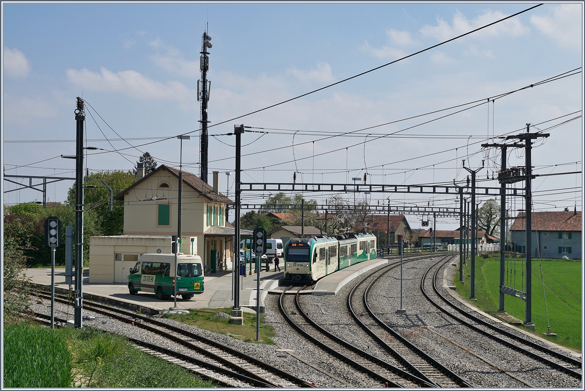 Blick auf den Bahnhof von Apples mit einem Regionalzug von Morges nach Bière. Die Strecke im linke Bildteil führ nach L'Isle. 

11. April 2017