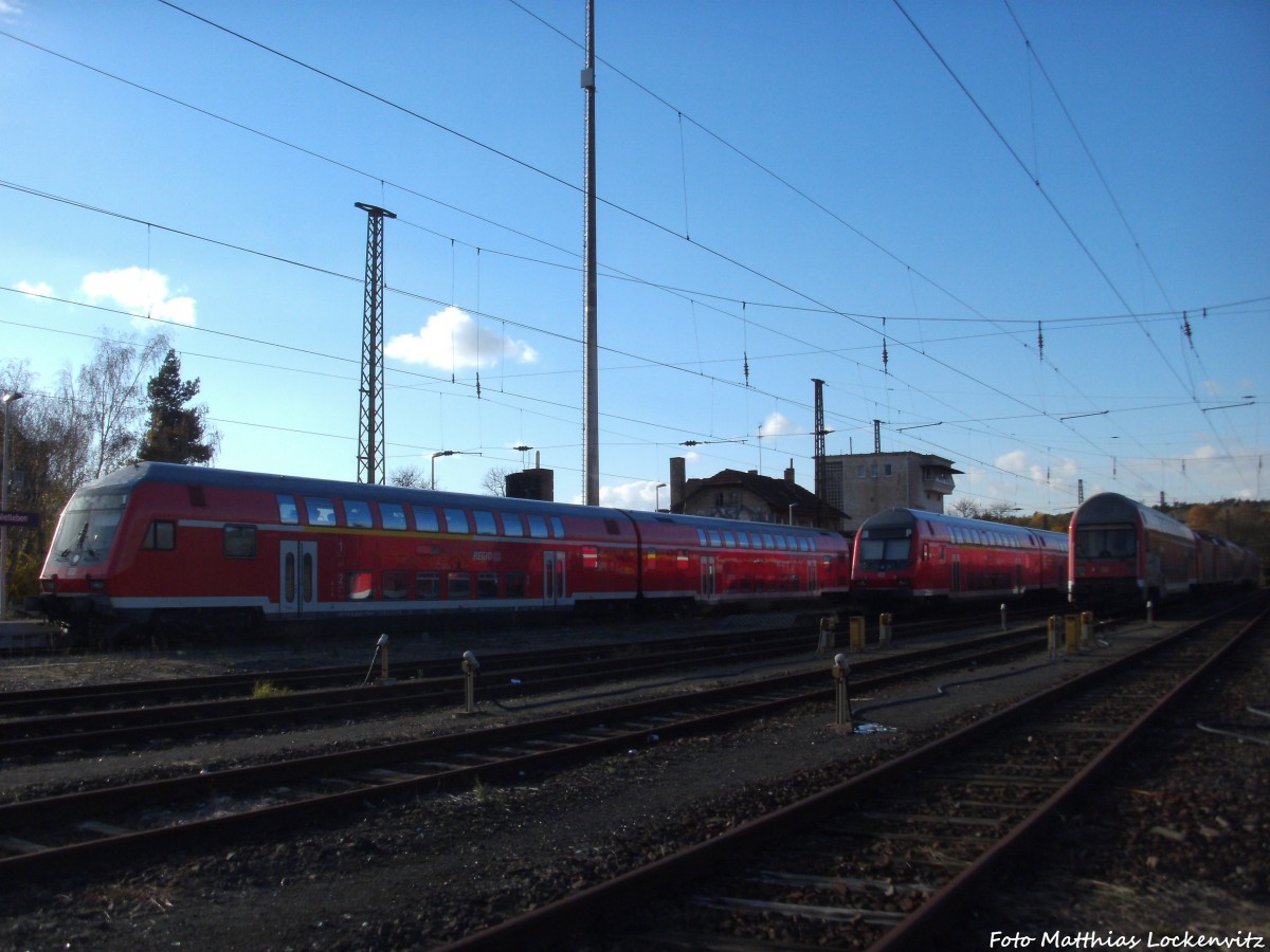 Blick auf den Bahnhof Halle-Nietleben, wo sich 2 Zge der Linie S7 auf grund des Streiks abgestellt sind und ganz auen rechts stehen die Z-Gestellten Dostosteuerwagen und 143er am 8.11.14