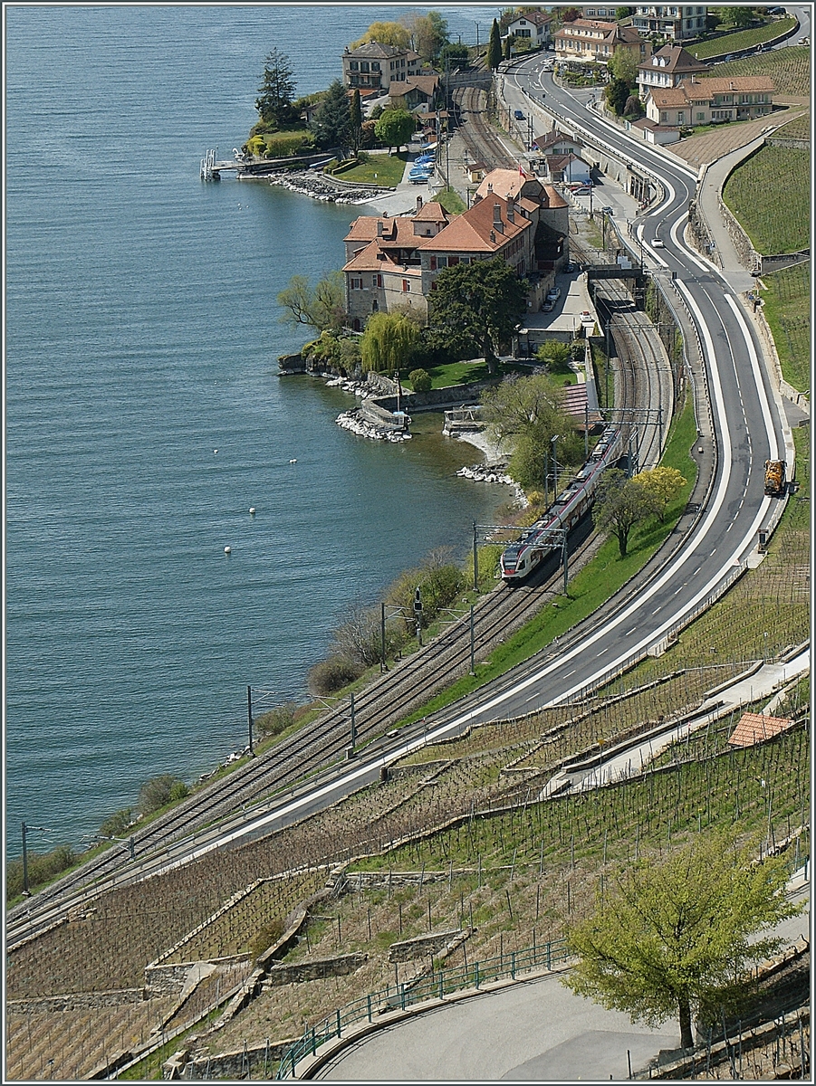 Blick auf den Bahnhof von Rivaz mit einfahrenden FLIRT. 

23 April 2012