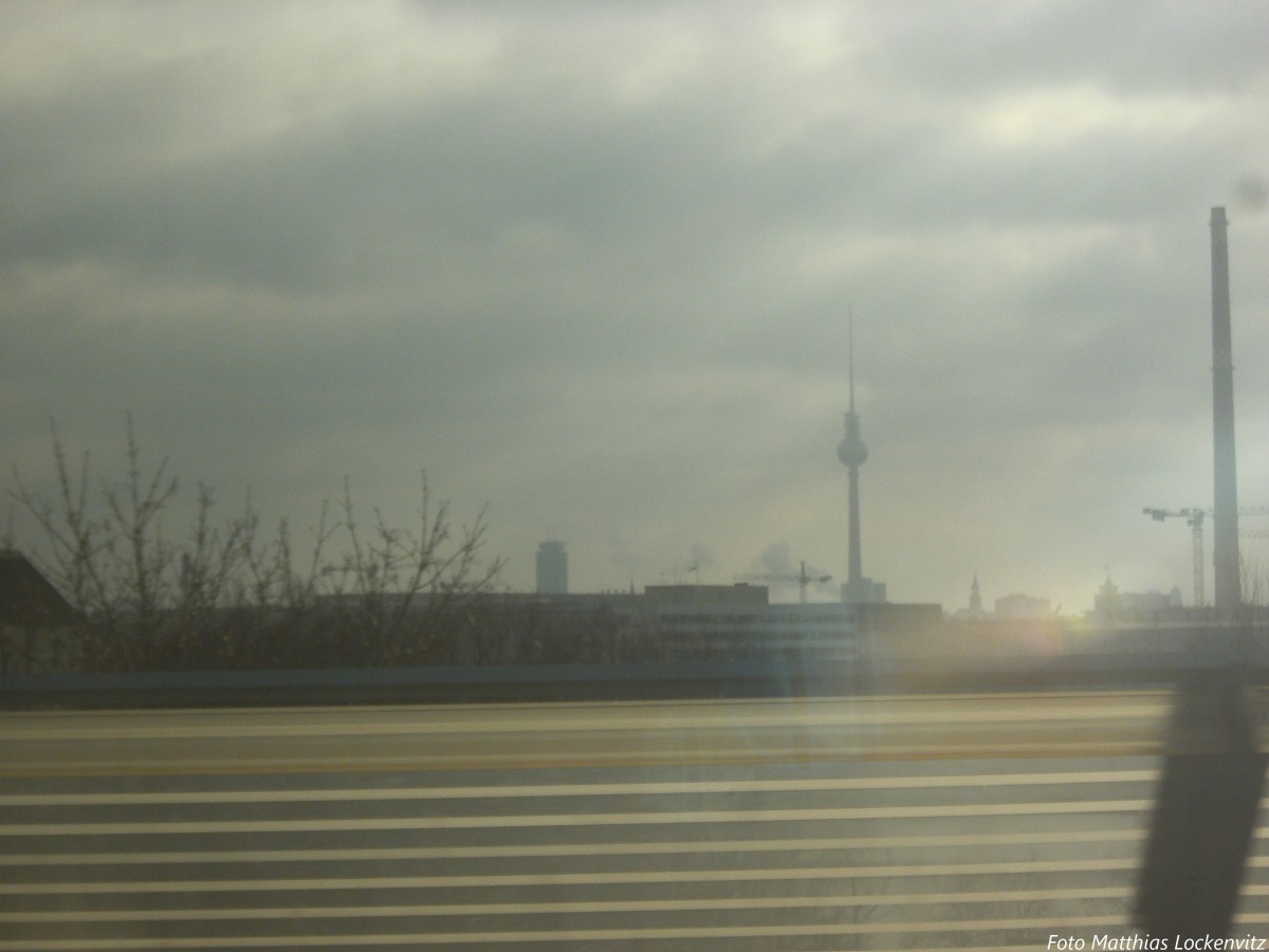 Blick auf den Berliner Fernsehturm aus dem ICE 1609 am 14.2.14