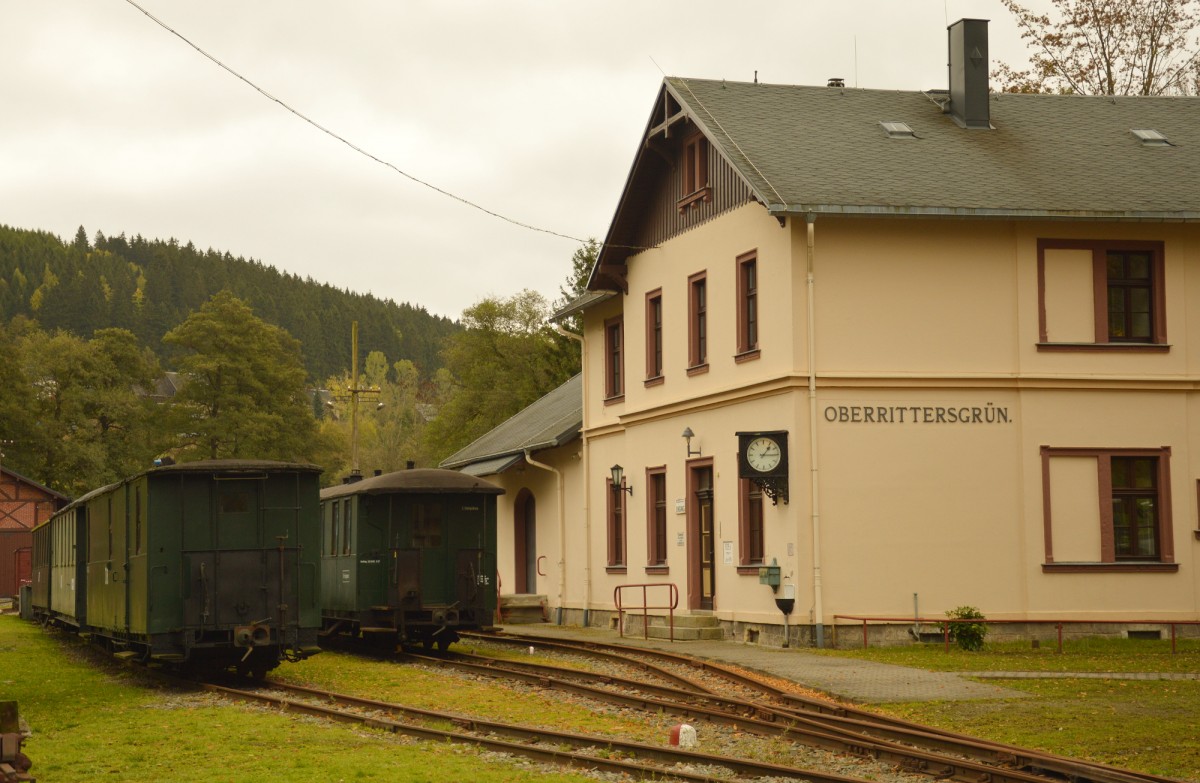 Blick auf das EG von Rittersgr�n und den davorstehenden Wagen am 23.10.2015