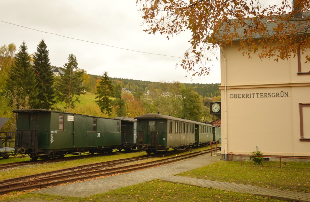 Blick auf das EG von Rittersgr�n und dem davorstehenden Wagenpark am 23.10.2015