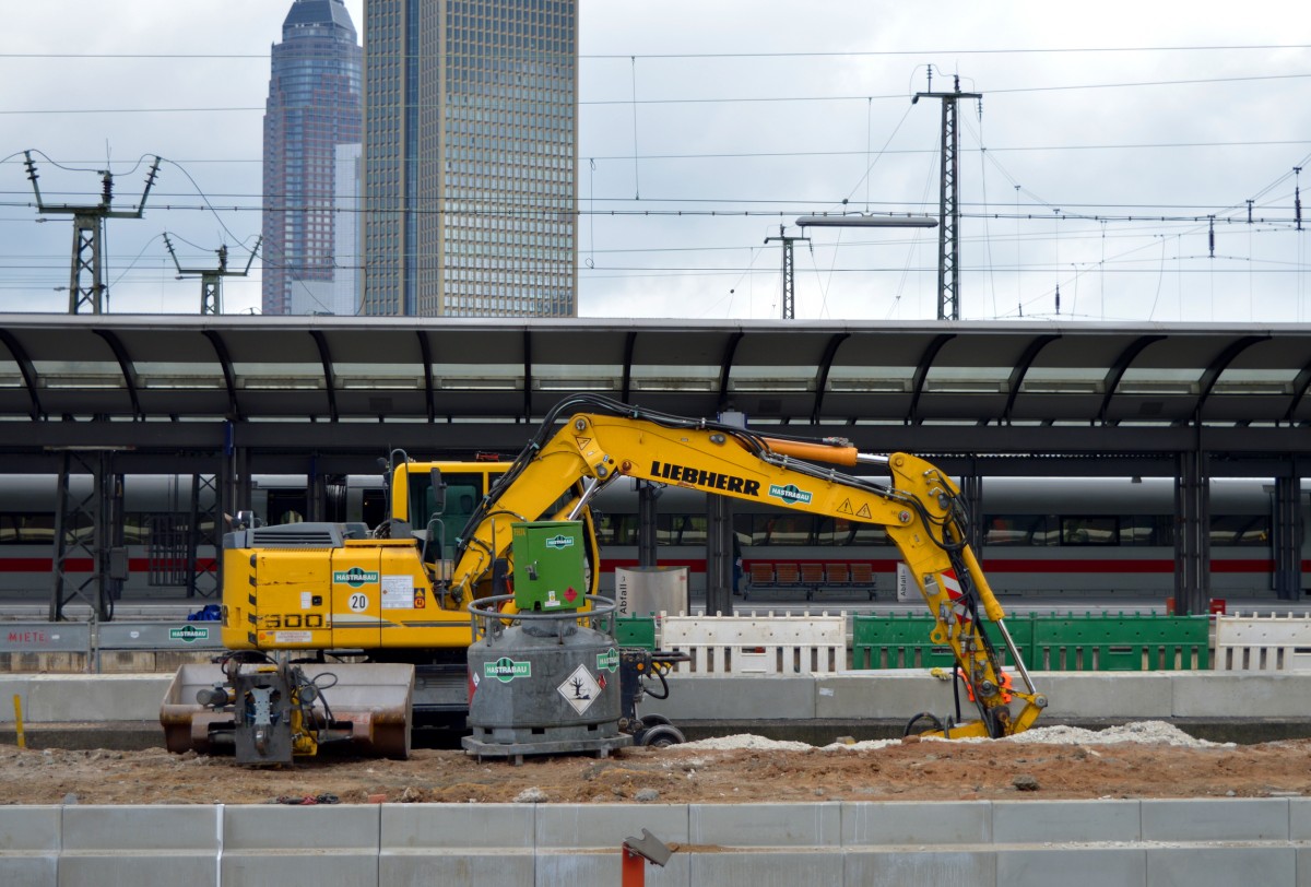 Blick auf einen Zweiwegebagger, der am Gleis 4/5 an einer Baustelle arbeitete.Aufgenommen am 26.04.2015