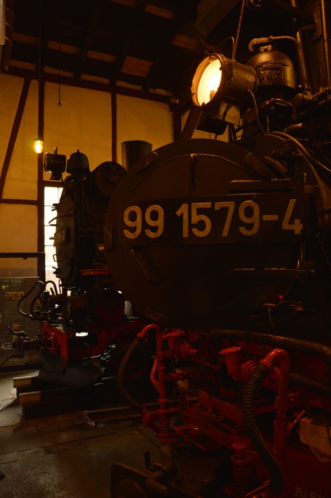 Blick auf die Fronten der 99 579 und 99 759 in Rittersgr�n am 23.10.2015