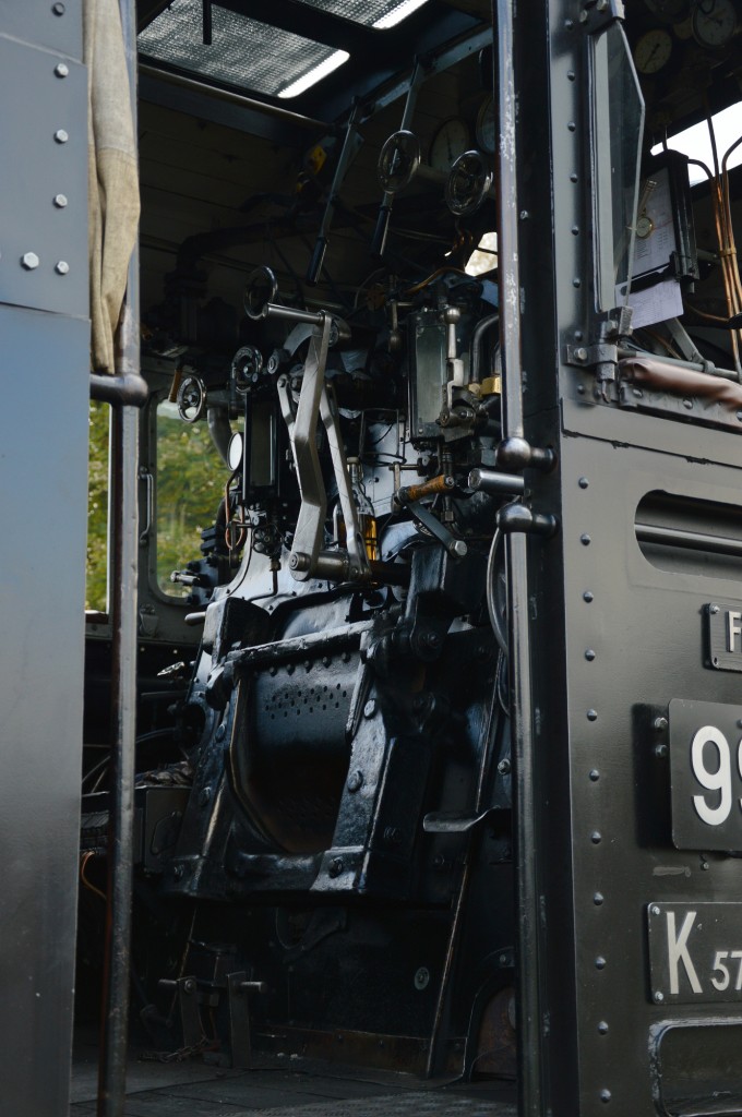 Blick auf den Führerstand der 99 1785-7 am 26.10.2015 in Cranzahl