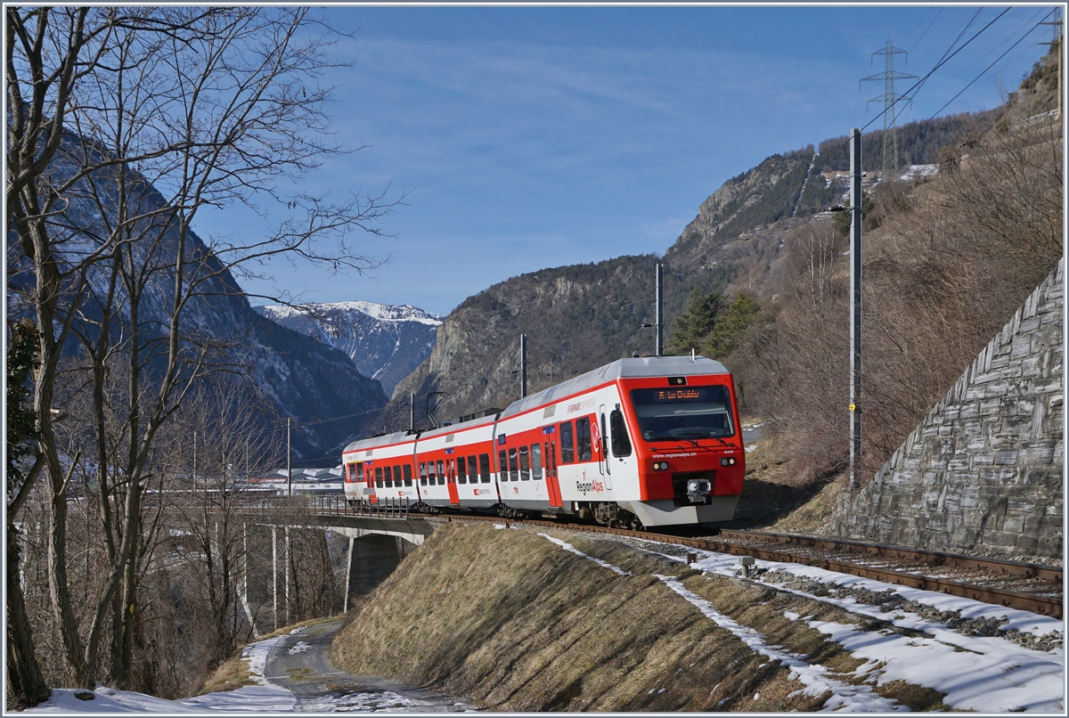 Blick auf die gleiche Brücke mit dem Gegenzug, dem TMR RABe 525 039 (UIC RABe 94 85 7252 039-4) auf der Fahrt nach Le Chable.

9. Februar 2020