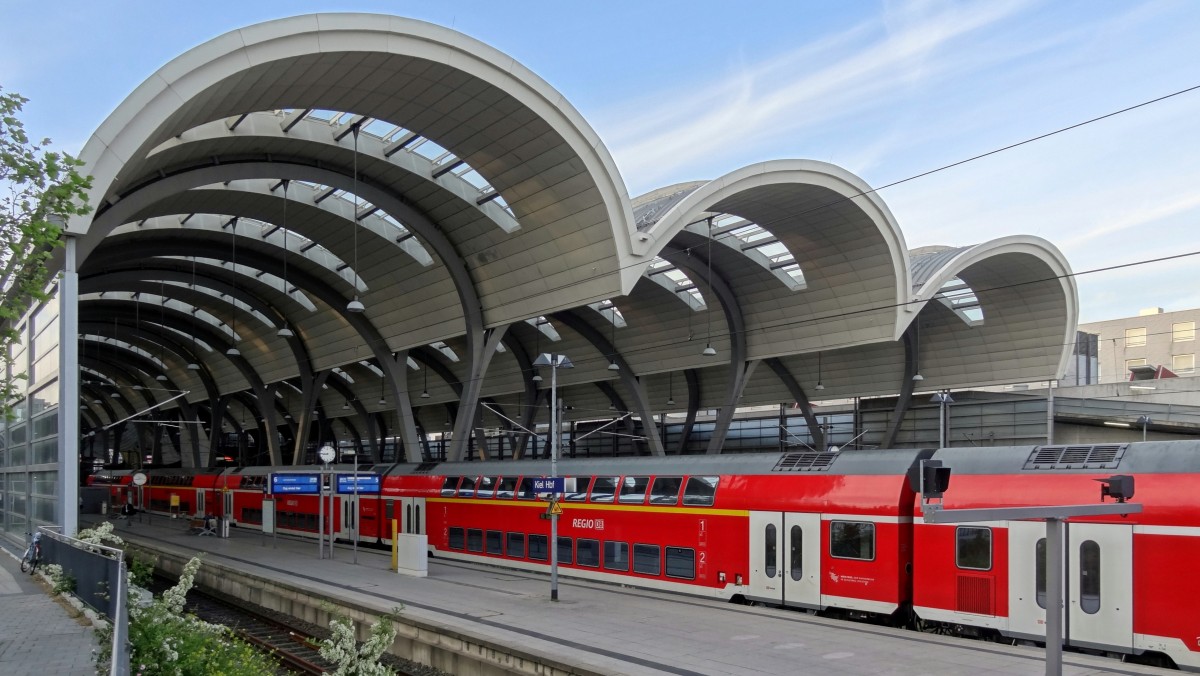 Blick auf die Halle des Kieler Hauptbahnhofes. Im Vordergrund steht der RegionalExpress nach Hamburg Hbf.
Aufgenommen im Mai 2014.