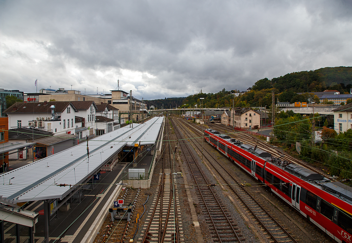 
Blick auf den Hbf Siegen von der neuen Fußgängerüberführung am 05.10.2020.