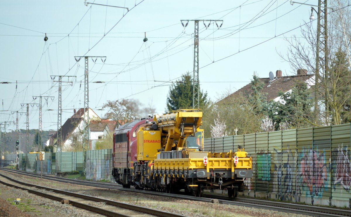 Blick auf den Kran der durch die NOHAB MY 1155/227 010-6 gezogen wird bei der Durchfahrt in Weiterstadt am 07.04.2015