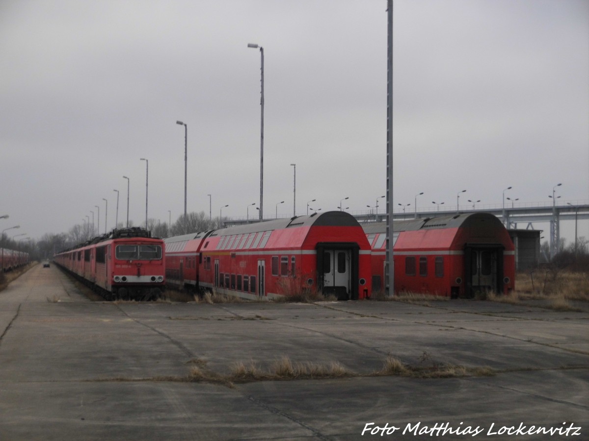 blick auf die Lokreihe Z-gestellten Dostos und Halberstdter aus Halle (Saale), Erfurt, Leipzig, Magdeburg und Bremen abgestellt in Mukran/Rgen am 2.1.16