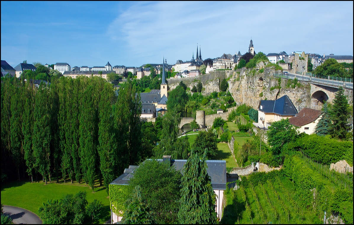 Blick auf Luxemburg Stadt Luxembourg (Stad Lëtzebuerg)aus einem einfahrendem Zug am 17.06.2013.