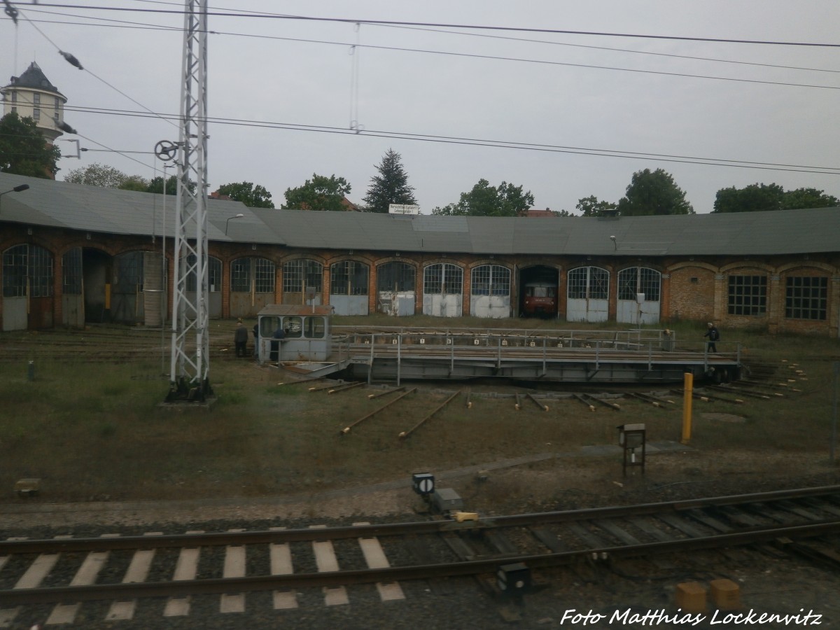 Blick auf das Neustrelitzer Bahnwerk und auf das Ferkeltaxi 172 001 am 28.5.15