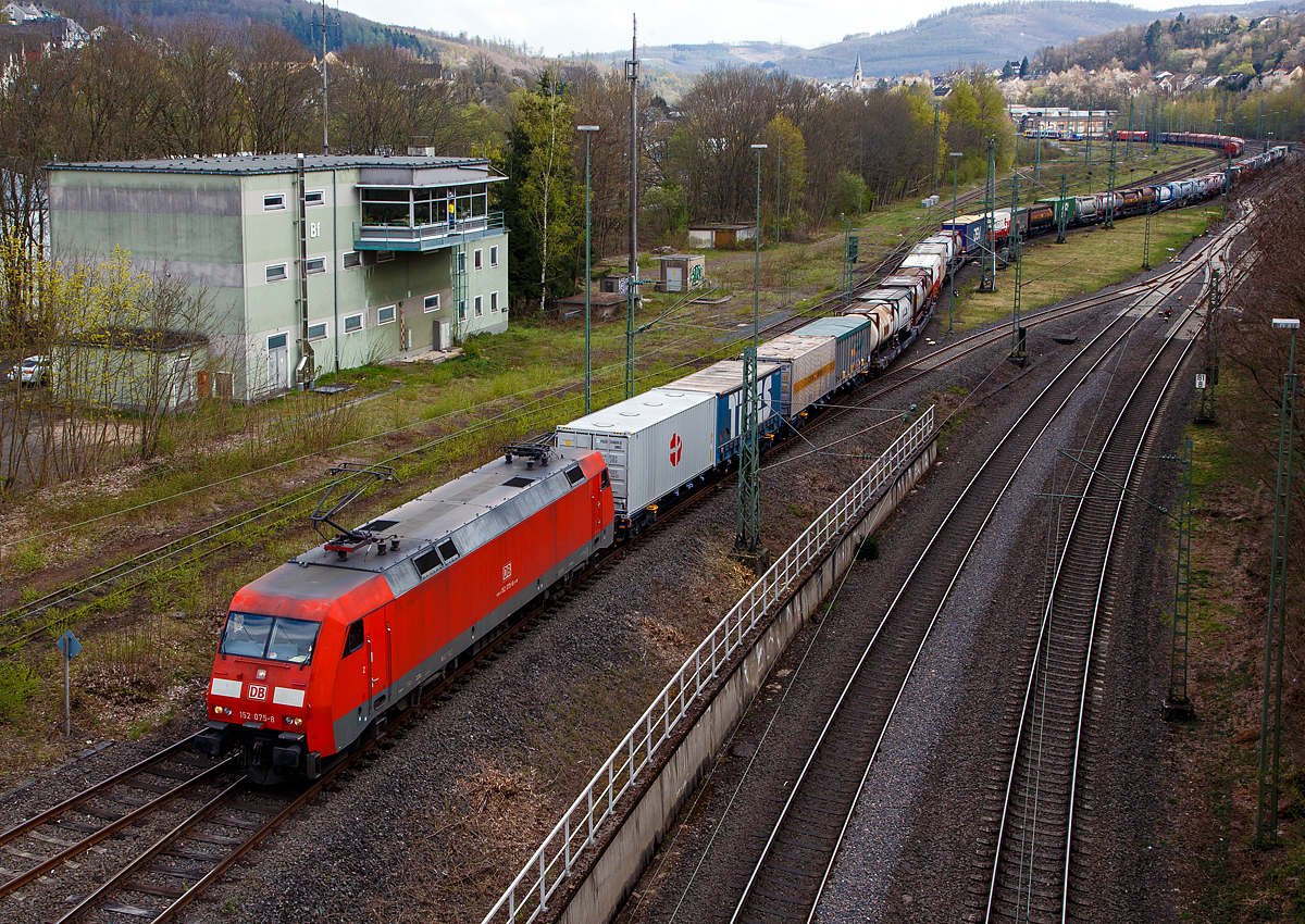 Blick auf den Rangierbahnhof (Rbf) Betzdorf/Sieg am 29.04.2021 (von der Brcke in Betzdorf-Bruche, nun fhrt die DB Cargo 152 075-8 (91 80 6152 075-8 D-DB) mit ihrem KLV-Zug weiter in Richtung Kln. 
Links im Bild das Stellwerk Betzdorf/Sieg Fahrdienstleiter (Bf).
