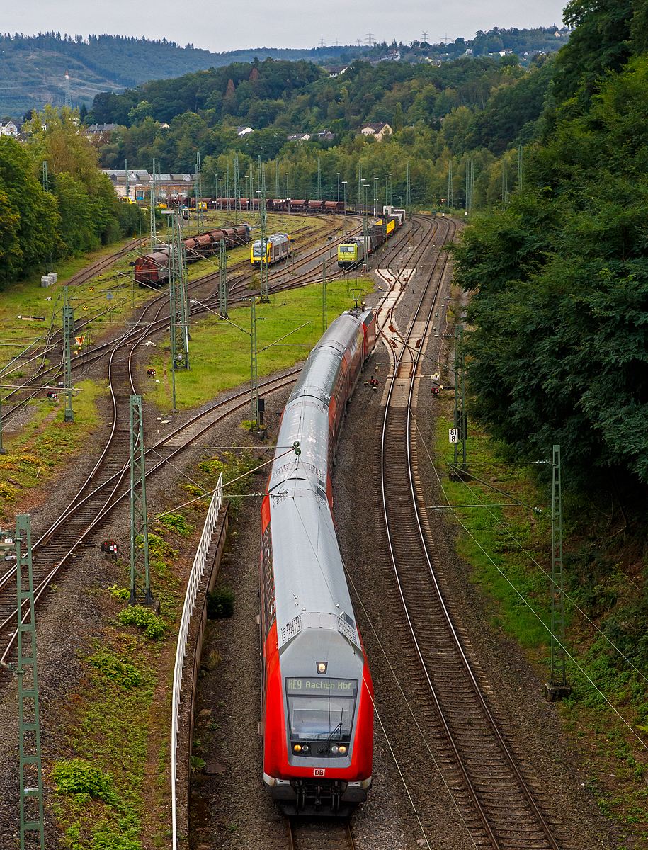 Blick auf den Rangierbahnhof (Rbf) Betzdorf/Sieg (von der Brücke in Betzdorf-Bruche)........
Der RE 9 hat am 20.09.2021 den Bahnhof Betzdorf (Sieg) verlassen und fährt Steuerwagenvoraus weiter in Richtung Köln.

Hinten im Rbf hat die α 185 603-8 (91 80 6185 603-8 D-ATLU) einen leeren Güterzug abgestellt. 