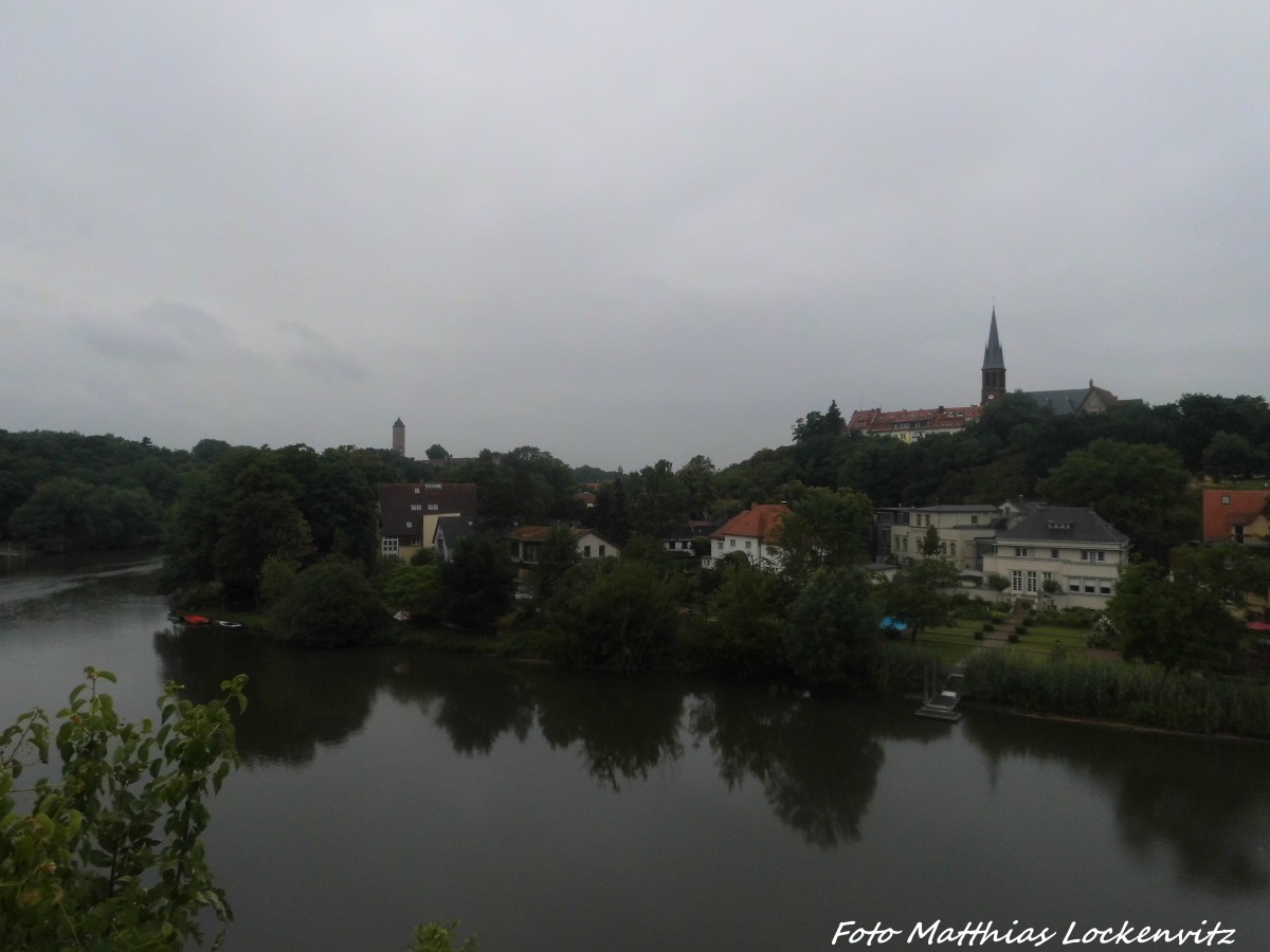 Blick auf die Saale und Halle Krllwitz am 18.6.15