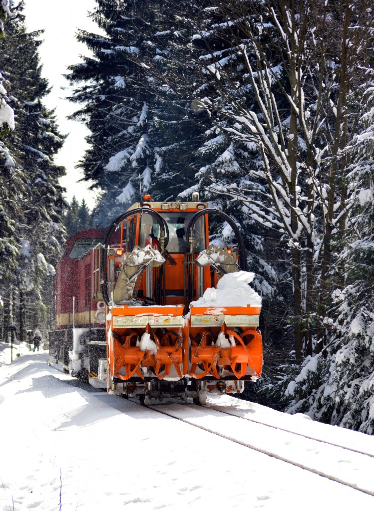 Blick auf die Schneefräse, die von 199 874-9 gezogen wurde am 03.04.2015 Ri.Schierke.