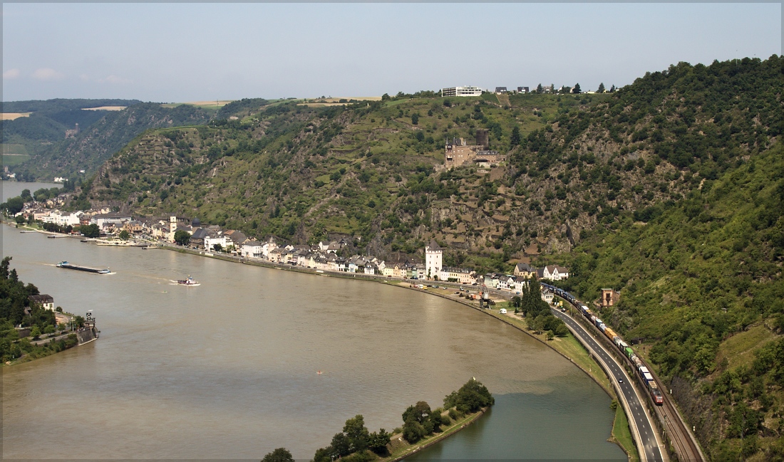 Blick auf St. Goarshausen und 145 076 mit Containerzug in Richtung Süden (26.07.14,Loreley)