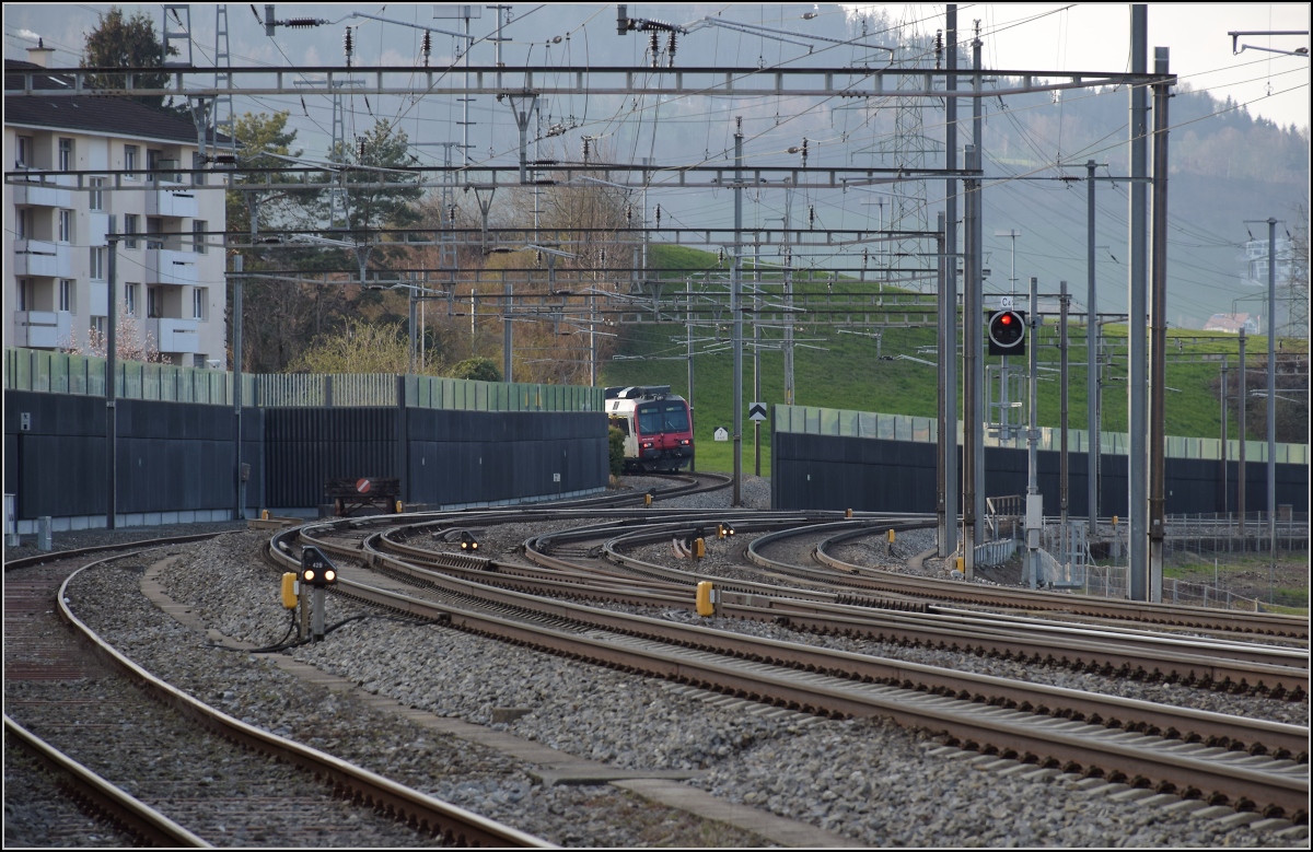 Blick auf die Trennstelle, nach links verlässt ein NPZ die Hauptstrecke und nutzt den Seitenast der Gotthardbahn nach Luzern. Von hinten kommt die Hauptstrecke der Gotthardbahn, vielmehr beginnt im Rücken des Fotografen, während die Gleise nach rechts das Ende der aargauischen Südbahn darstellen. Immensee, März 2019.