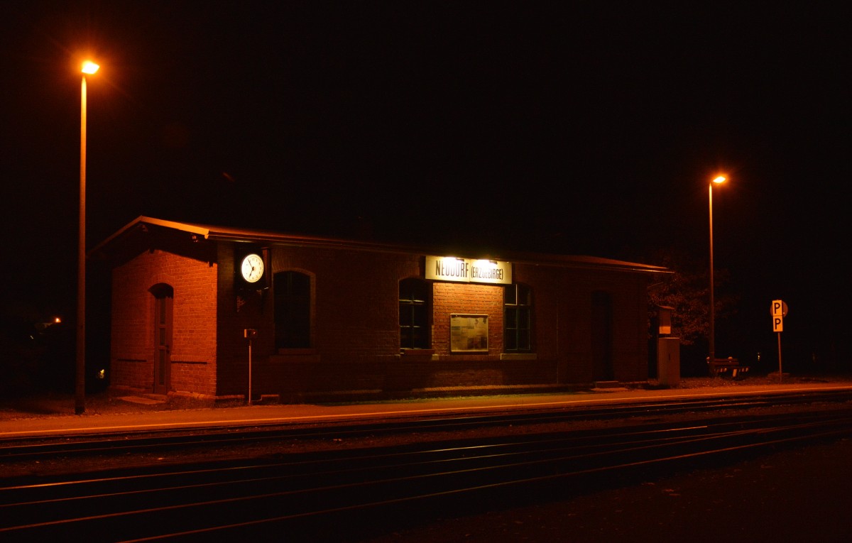 Blick auf das Wartehaus von Neudorf am Abend des 25.10.2015
