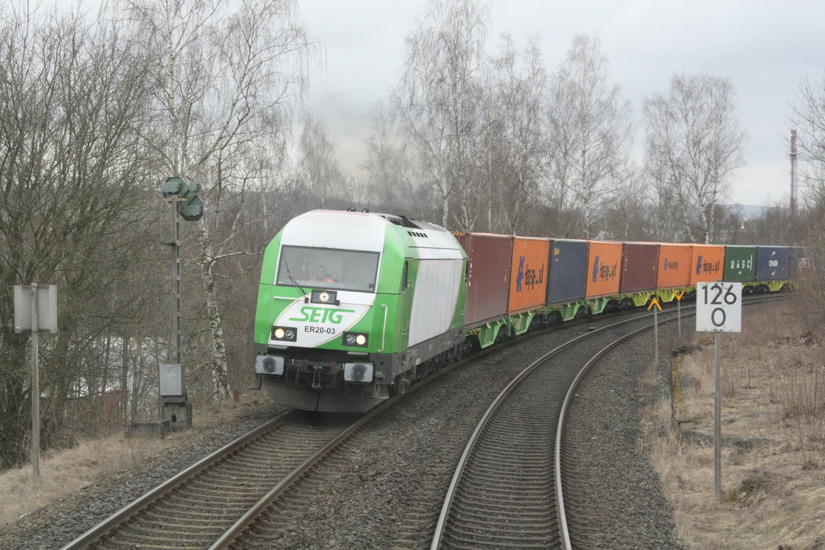 Blick aus der 218 105 auf den Gegenzug in Form von ER20-03 der SETG zwischen Hof Hbf un Marktredwitz am 22.3.21