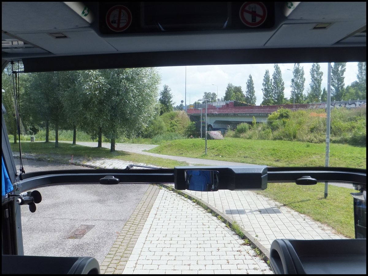 Blick aus dem Neoplan Cityliner von Lewitz Reisen aus Deutschland in Rostock.