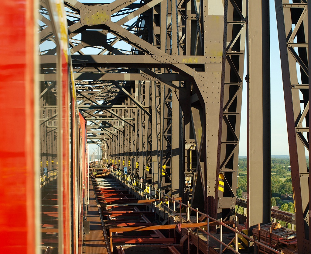 Blick aus dem SH-Express auf die Dauerbaustelle Rendsburger Hochbrücke. 01.06.2011