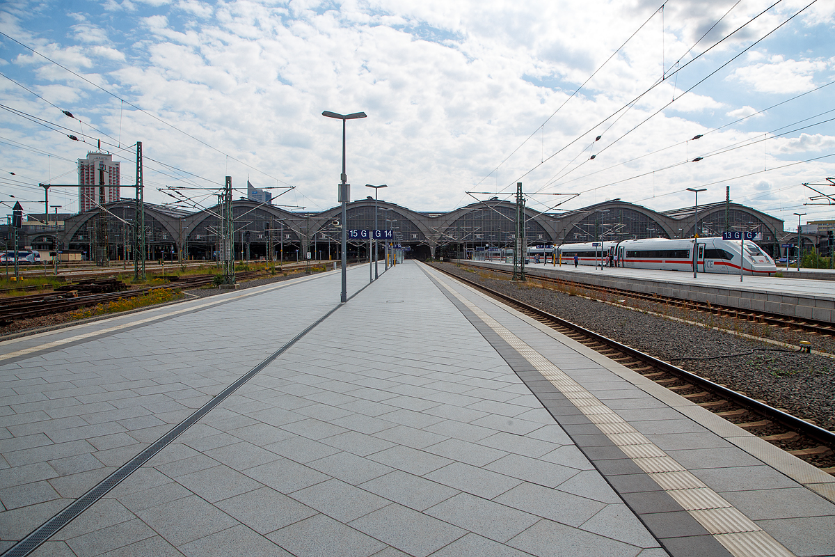 Blick vom Bahnsteig auf die Bahnsteighalle vom Hauptbahnhof Leipzig am 11.06.2022.