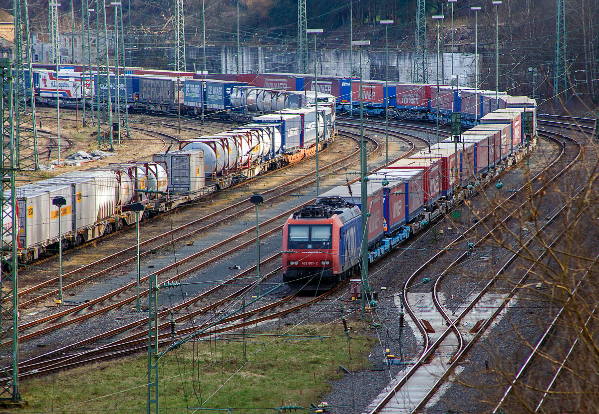 Blick von der Brücke in Betzdorf-Bruche....
Die SBB Cargo AG Re 482 007-2 (91 85 4482 007-2 CH-SBBC) ist am 12.03.2022, mit einem „Winner“-KLV-Zug, im Rangierbahnhof Betzdorf/Sieg abgestellt sind.

Die TRAXX F140 AC1 wurde 2002 von Bombardier Transportation GmbH in Kassel unter der Fabriknummer 33474 gebaut.
