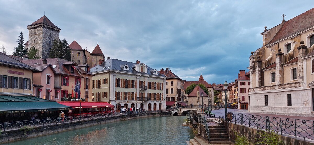 Blick von der Brücke über einen der Abflüße des Sees von Annecy welcher durch viele kleine Kanäle durch die Stadt verläuft, dieser Fluß heisst „Le Thiou“ und soll der kürzeste Fluß Frankreichs sein, ehe er in den Rhone mündet. 09.2022 (Jeanne)