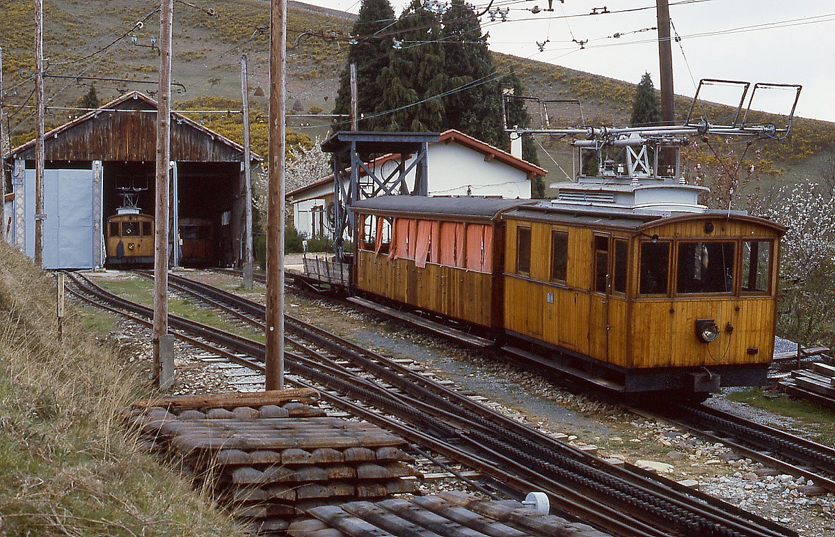 Blick in das Depot der Chemin de Fer de La Rhune im April 1986, vorne eine der SLM-Zahnradlokomotiven